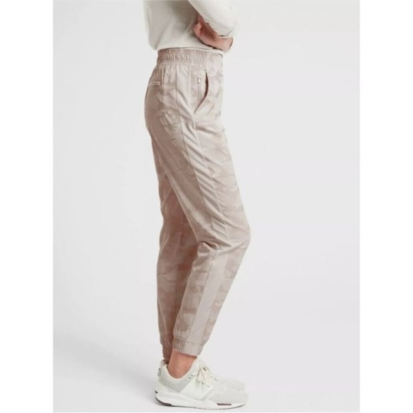ATHLETA Brooklyn Camo Jogger Pants Elastic Waistband Abalone Beige Womens 4 - Picture 2 of 10